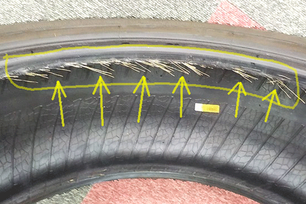 タイヤのビード部のワイヤーが露出、異常な事態