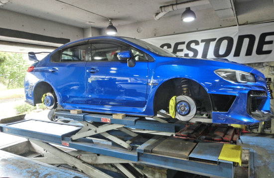 スバル・WRXのキャリパー塗装　色はトキシックグリーン、エアーガンでの吹き付け塗装