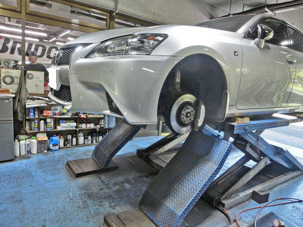 レクサス GS350のキャリパー塗装 トキシックグリーン色の吹き付け塗装で事前処理作業費用などすべて込みで税込み66,000円!